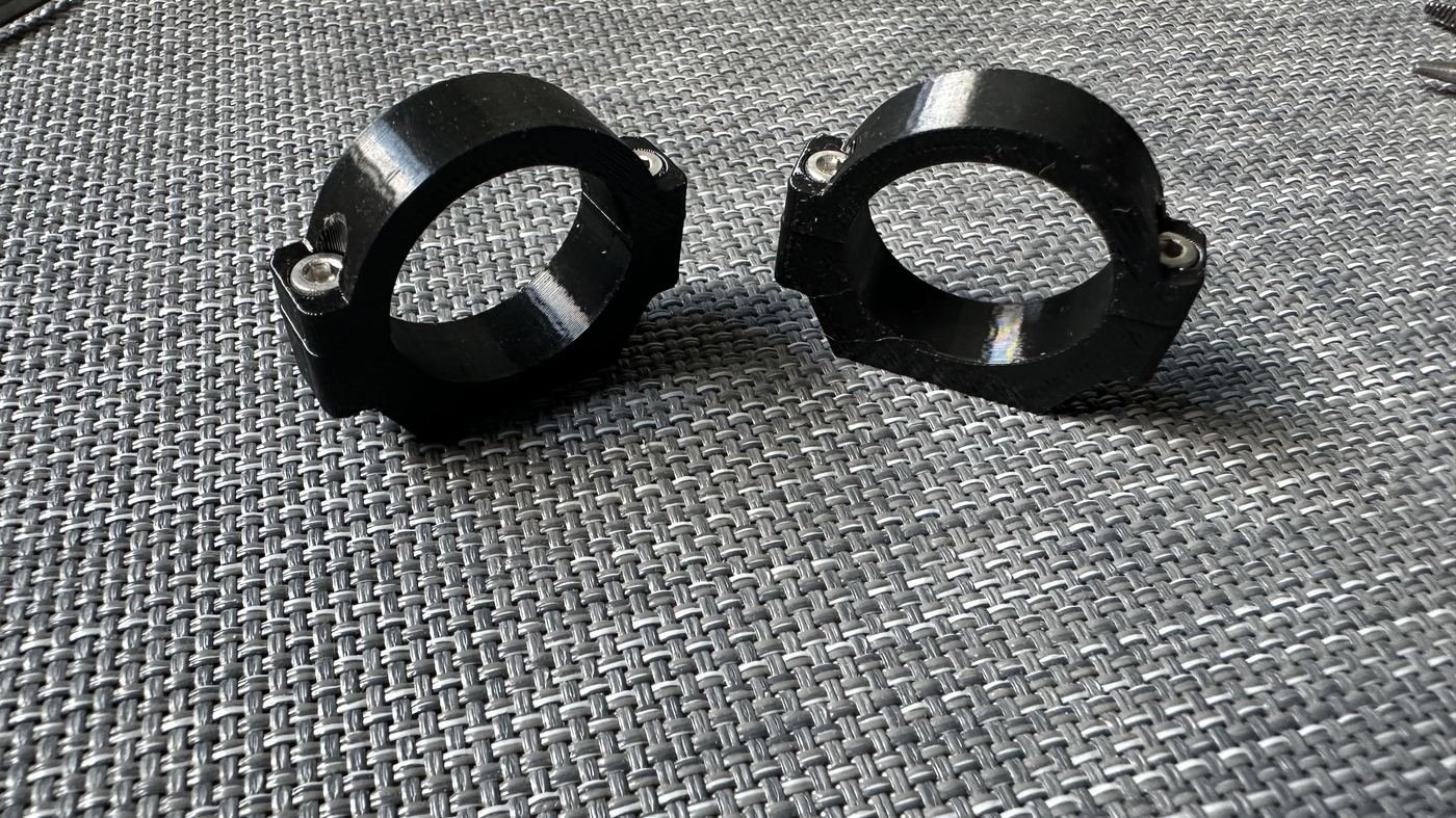 Zwei nachgefertigte Klemmschellen mit Schrauben